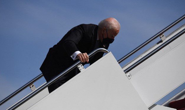 Biden’ın uçağa binerken 3 kez düşmesi gündem oldu